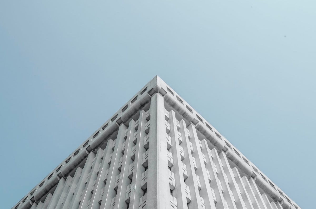 理性追星，一名球迷跑到C罗身边试图与其自拍，被C罗一把推开