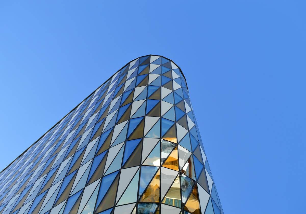 理性追星,一名球迷跑到C罗身边试图与其自拍,被C罗一把推开